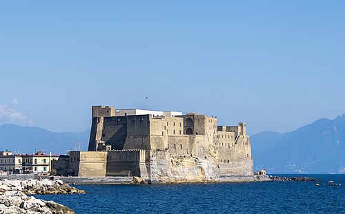 Castel dell'Ovo op het water in Napels